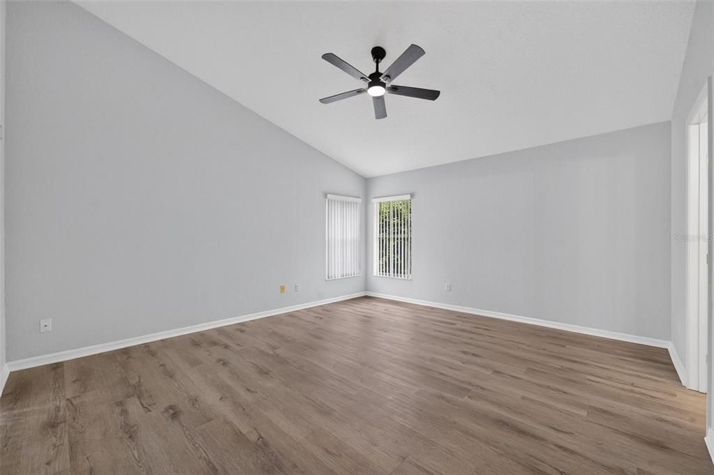 Activo con contrato: $549,000 (4 camas, 3 baños, 2357 Pies cuadrados)