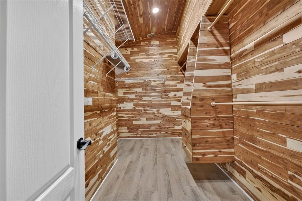 Activo con contrato: $549,000 (4 camas, 3 baños, 2357 Pies cuadrados)