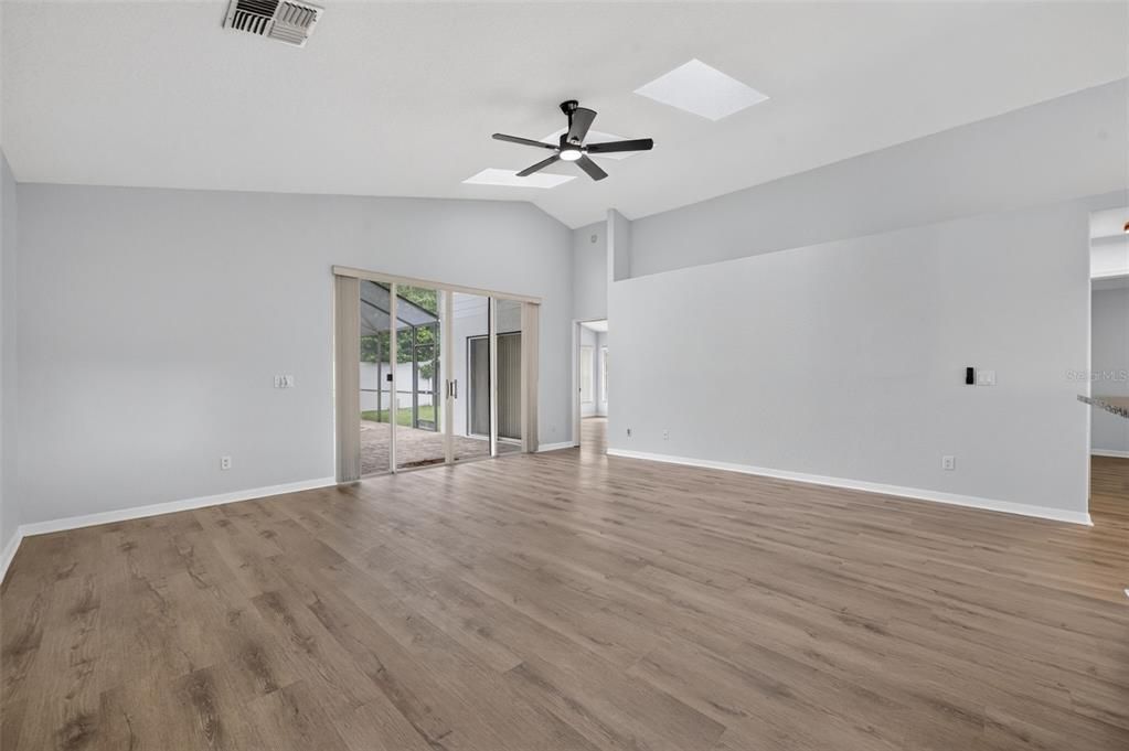 Activo con contrato: $549,000 (4 camas, 3 baños, 2357 Pies cuadrados)