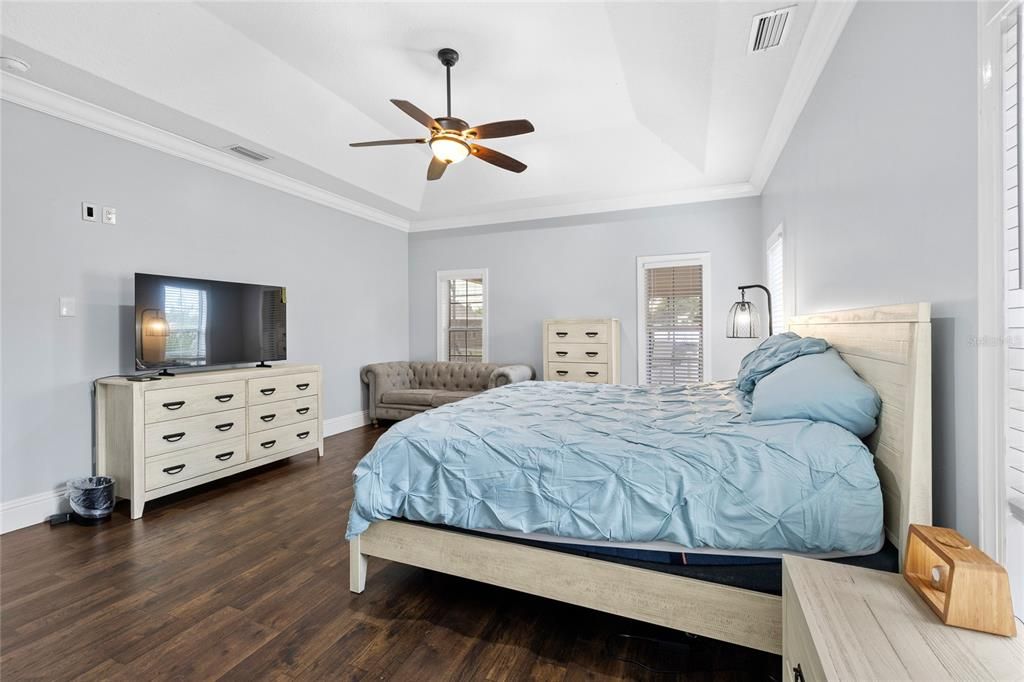 For Sale: $949,000 (5 beds, 4 baths, 3887 Square Feet)