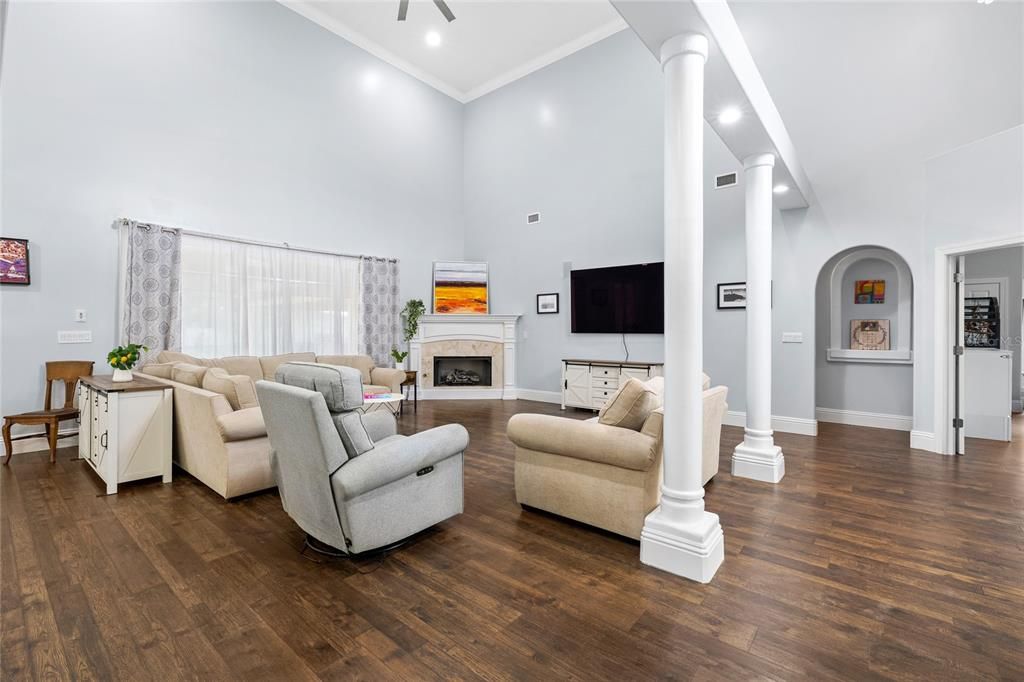 For Sale: $949,000 (5 beds, 4 baths, 3887 Square Feet)