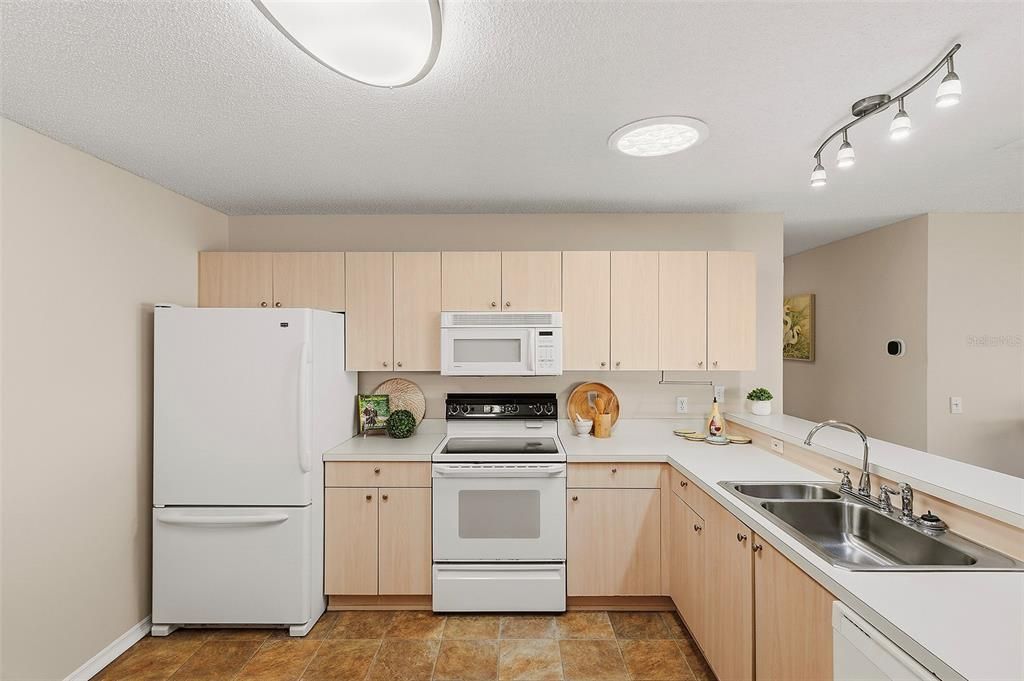 En Venta: $240,000 (2 camas, 2 baños, 1121 Pies cuadrados)