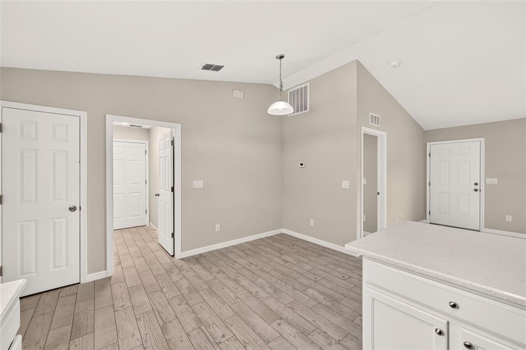 For Sale: $240,000 (3 beds, 2 baths, 1091 Square Feet)