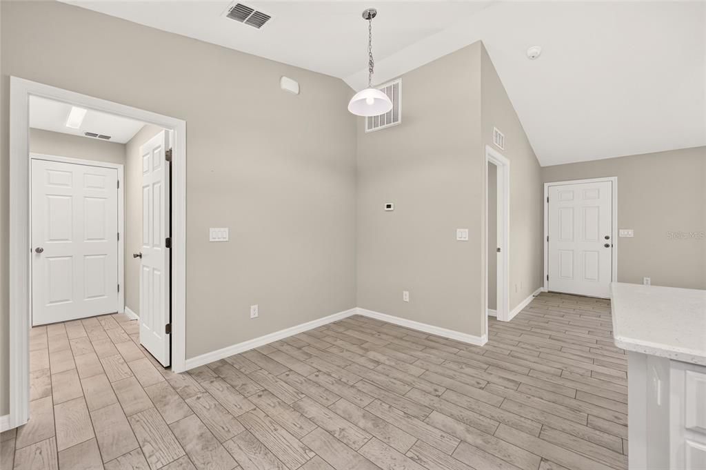 For Sale: $240,000 (3 beds, 2 baths, 1091 Square Feet)