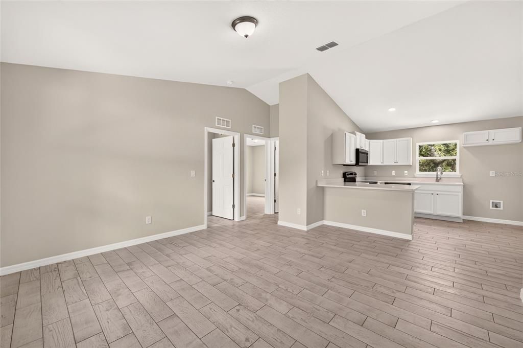 For Sale: $240,000 (3 beds, 2 baths, 1091 Square Feet)