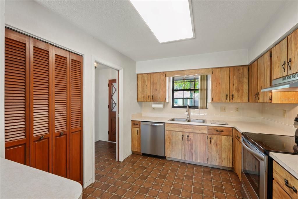 For Sale: $249,000 (2 beds, 2 baths, 1384 Square Feet)