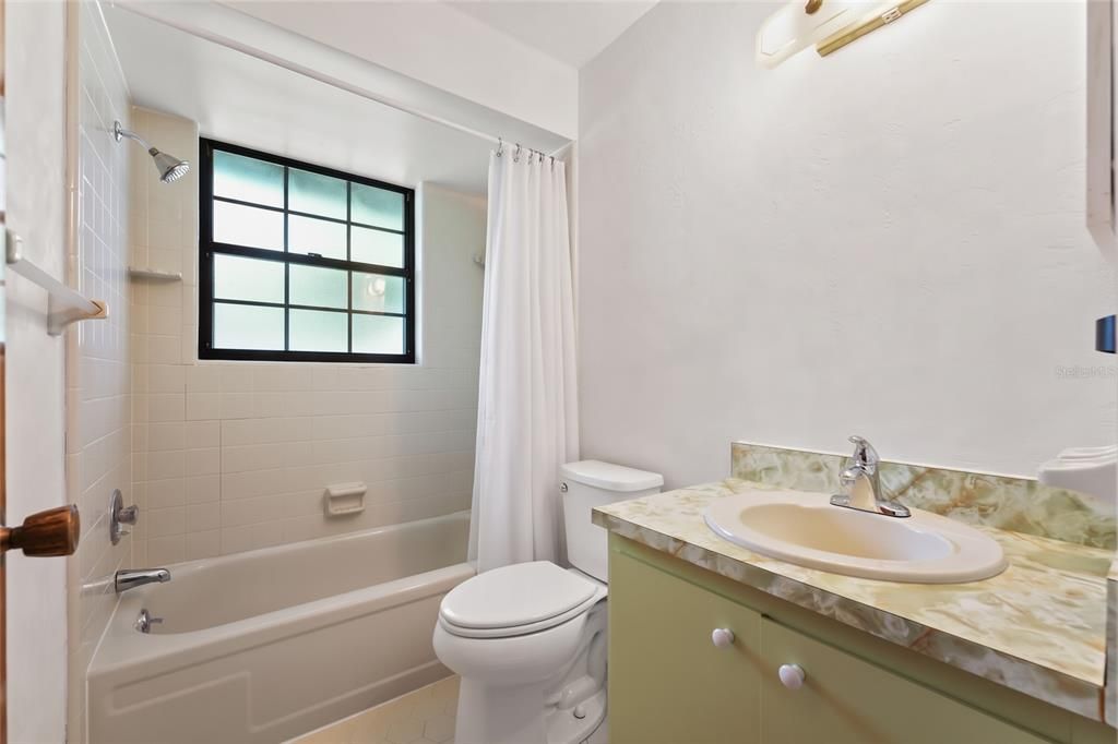 For Sale: $249,000 (2 beds, 2 baths, 1384 Square Feet)