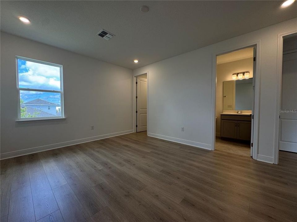 For Rent: $4,300 (6 beds, 4 baths, 3412 Square Feet)