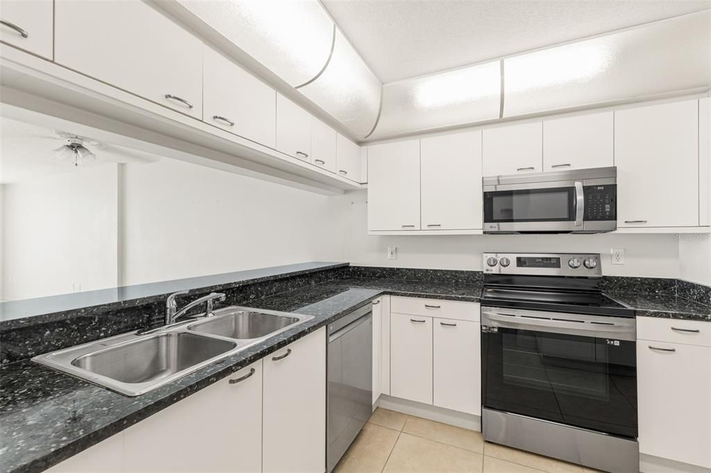 For Sale: $550,000 (2 beds, 2 baths, 1602 Square Feet)