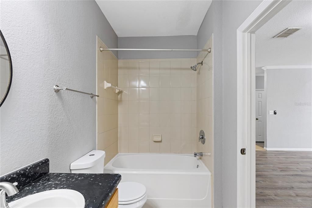 For Sale: $185,000 (1 beds, 1 baths, 976 Square Feet)
