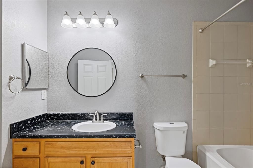 For Sale: $185,000 (1 beds, 1 baths, 976 Square Feet)