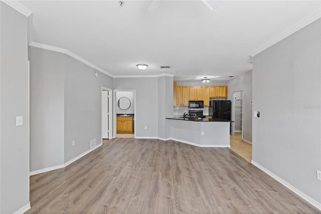 For Sale: $185,000 (1 beds, 1 baths, 976 Square Feet)