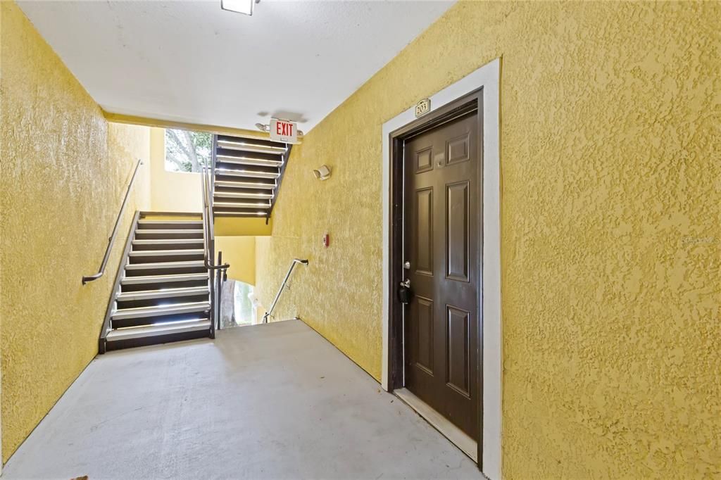 For Sale: $185,000 (1 beds, 1 baths, 976 Square Feet)