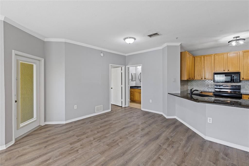 For Sale: $185,000 (1 beds, 1 baths, 976 Square Feet)