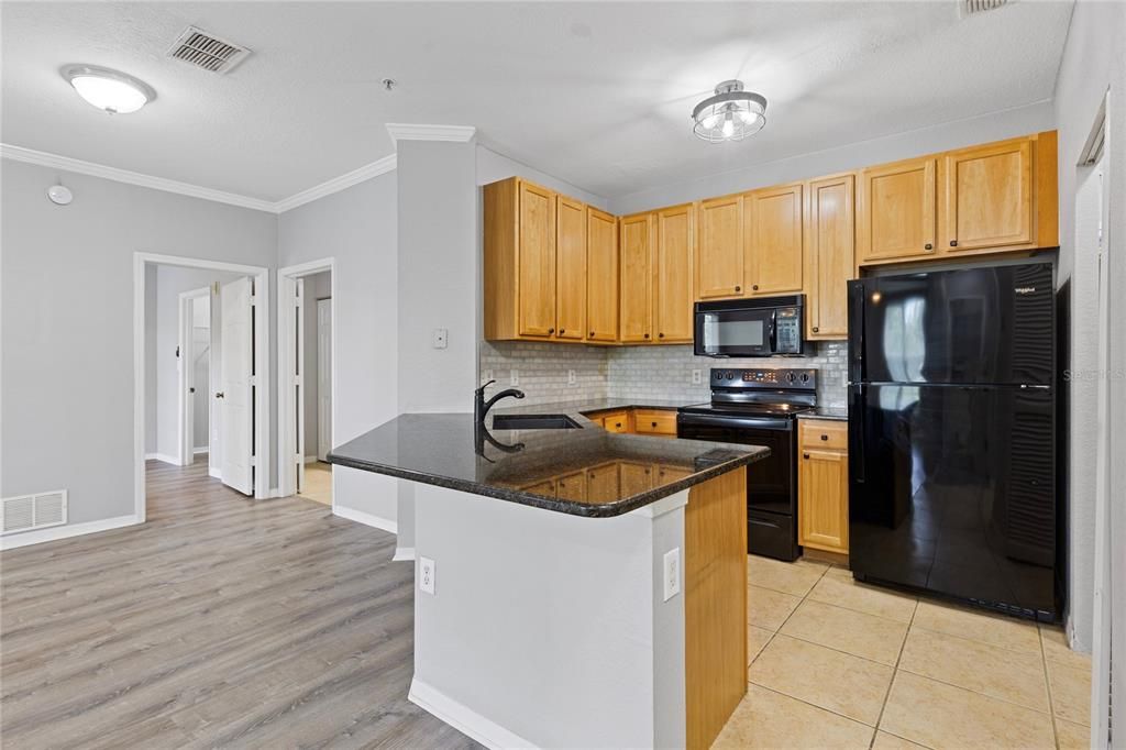 For Sale: $185,000 (1 beds, 1 baths, 976 Square Feet)