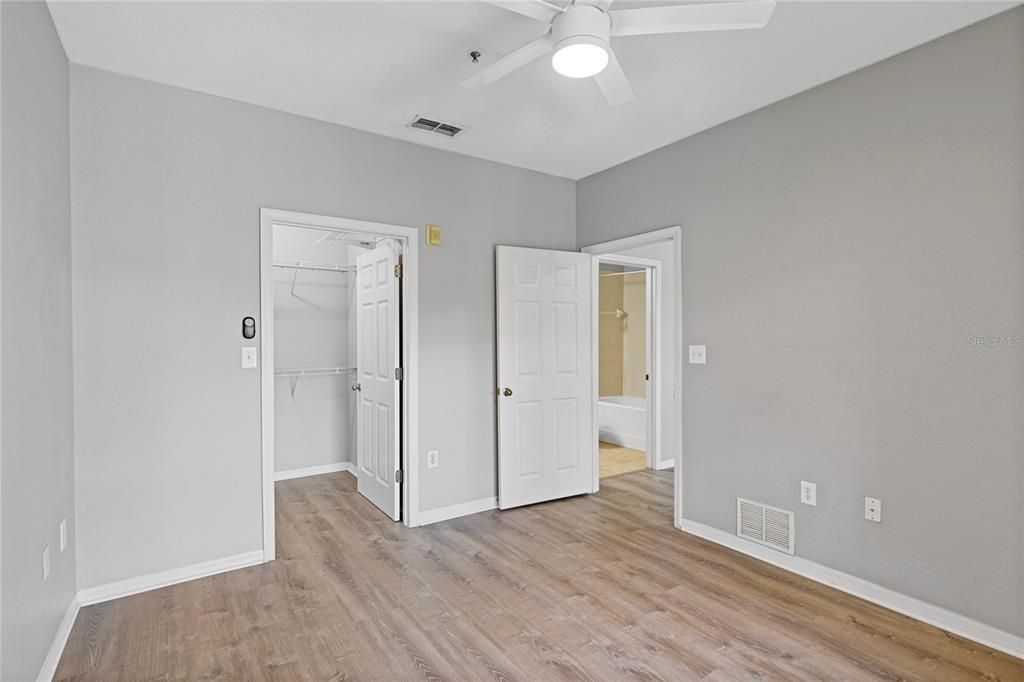 For Sale: $185,000 (1 beds, 1 baths, 976 Square Feet)