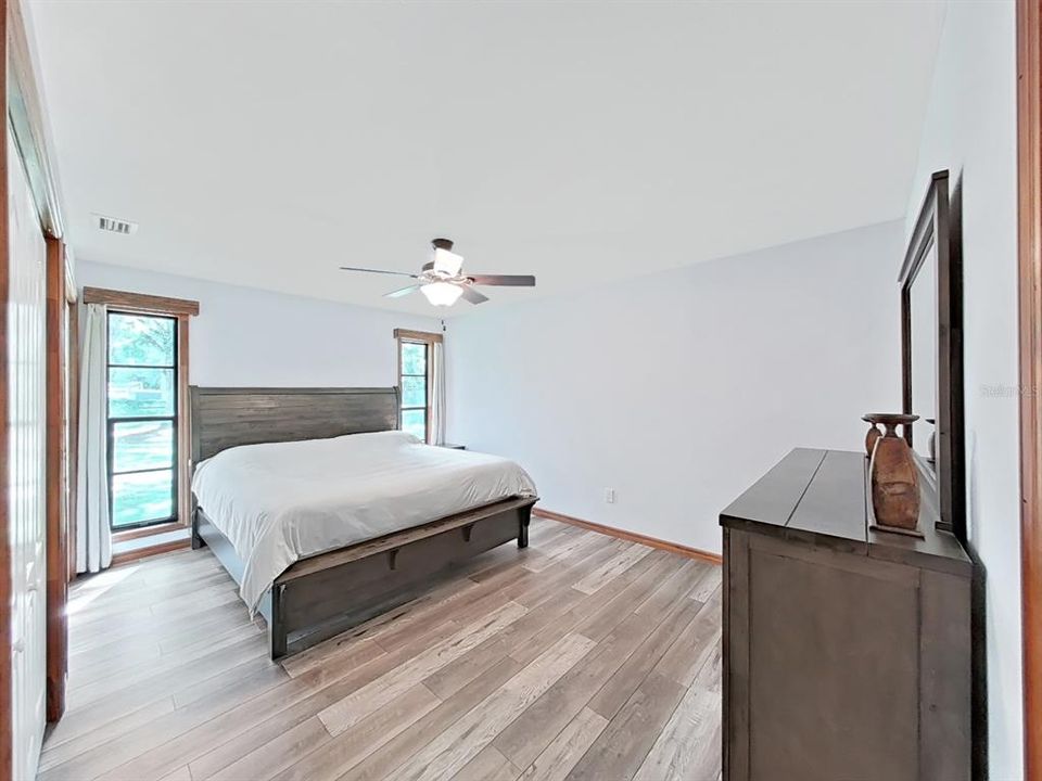На продажу: $429,900 (2 спален, 2 ванн, 1330 Квадратных фут)