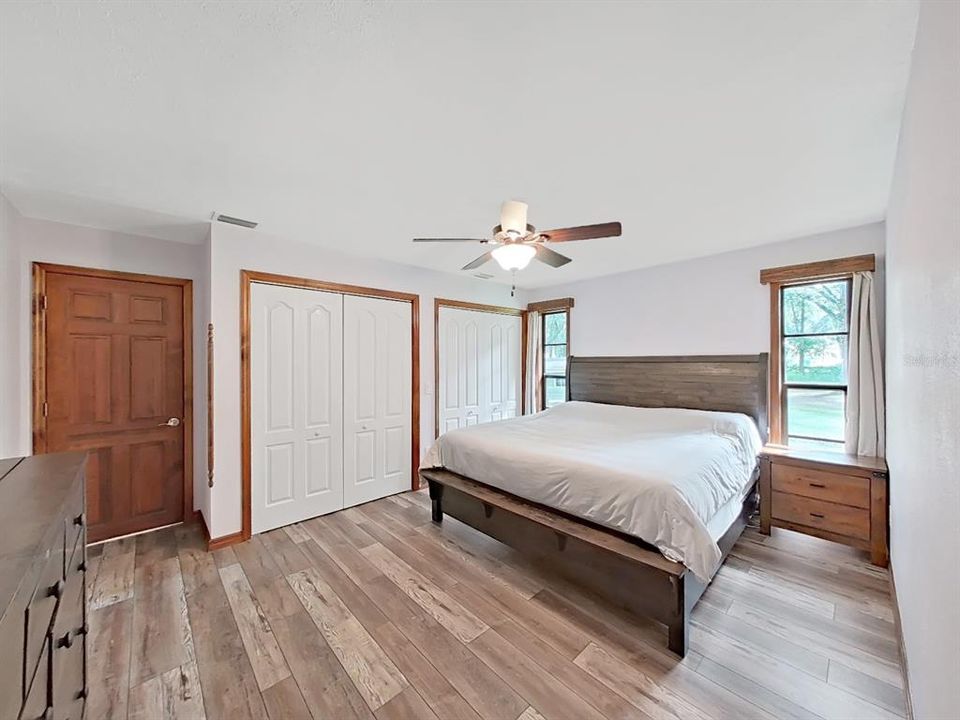 На продажу: $429,900 (2 спален, 2 ванн, 1330 Квадратных фут)