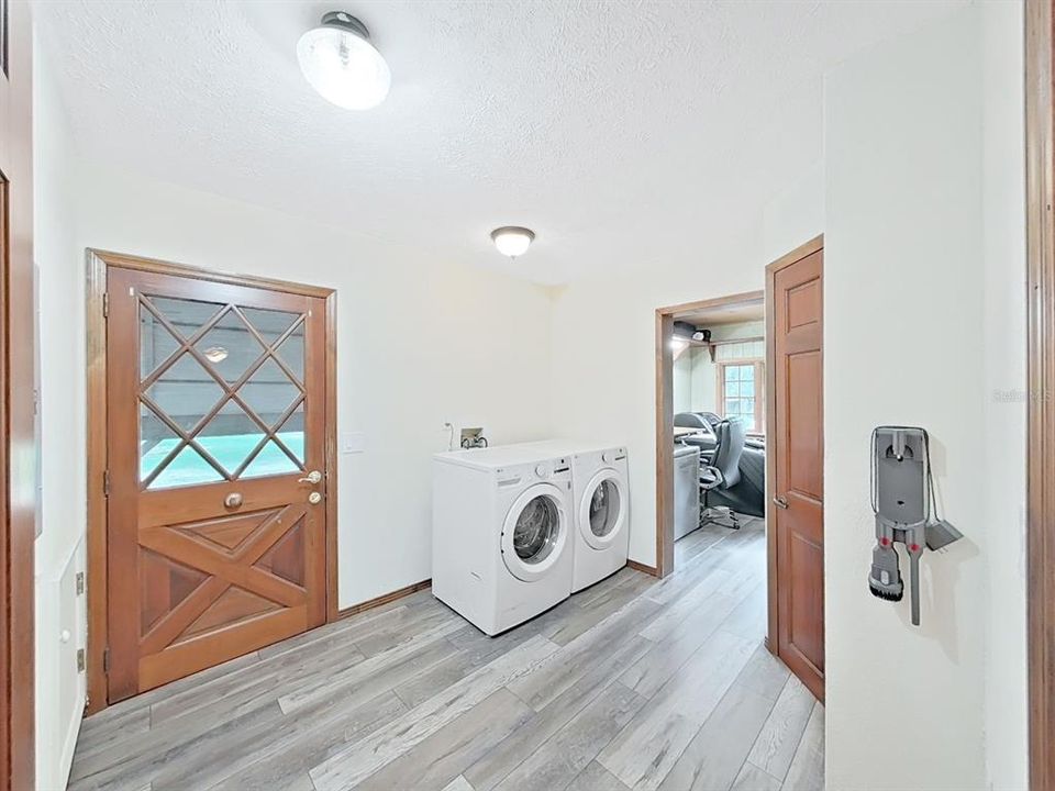 На продажу: $429,900 (2 спален, 2 ванн, 1330 Квадратных фут)