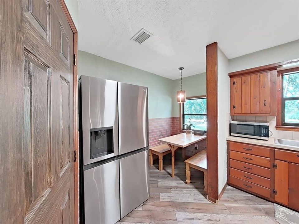 На продажу: $429,900 (2 спален, 2 ванн, 1330 Квадратных фут)
