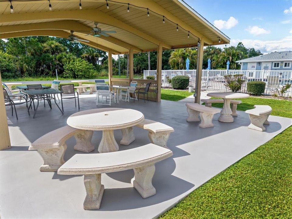 For Sale: $149,900 (2 beds, 2 baths, 897 Square Feet)