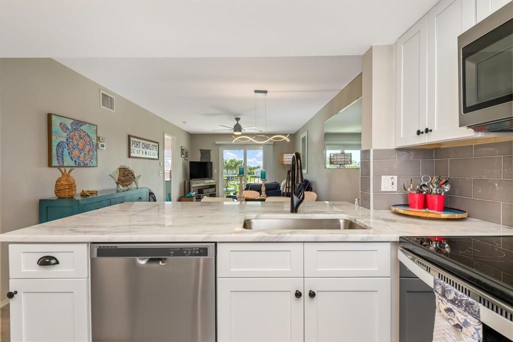 For Sale: $149,900 (2 beds, 2 baths, 897 Square Feet)