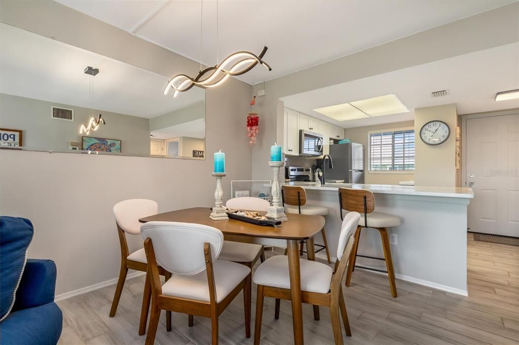 For Sale: $149,900 (2 beds, 2 baths, 897 Square Feet)