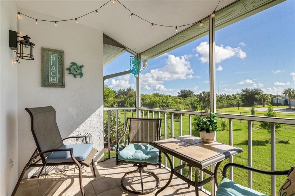 For Sale: $149,900 (2 beds, 2 baths, 897 Square Feet)