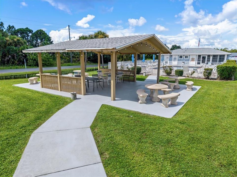 For Sale: $149,900 (2 beds, 2 baths, 897 Square Feet)