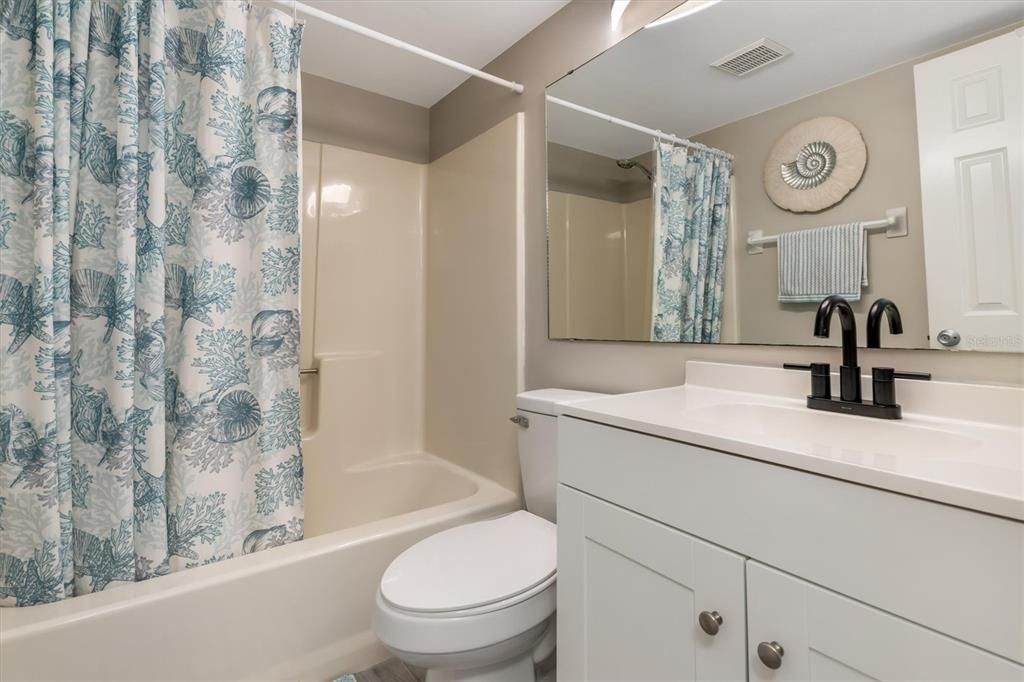For Sale: $149,900 (2 beds, 2 baths, 897 Square Feet)