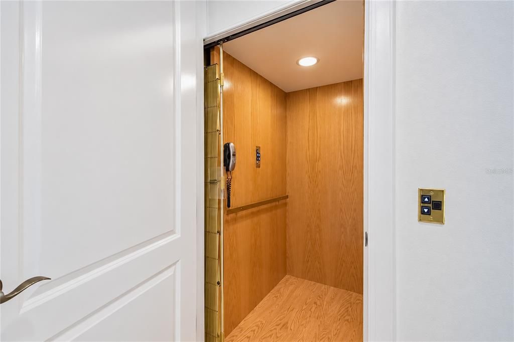 For Sale: $2,499,000 (5 beds, 6 baths, 7223 Square Feet)