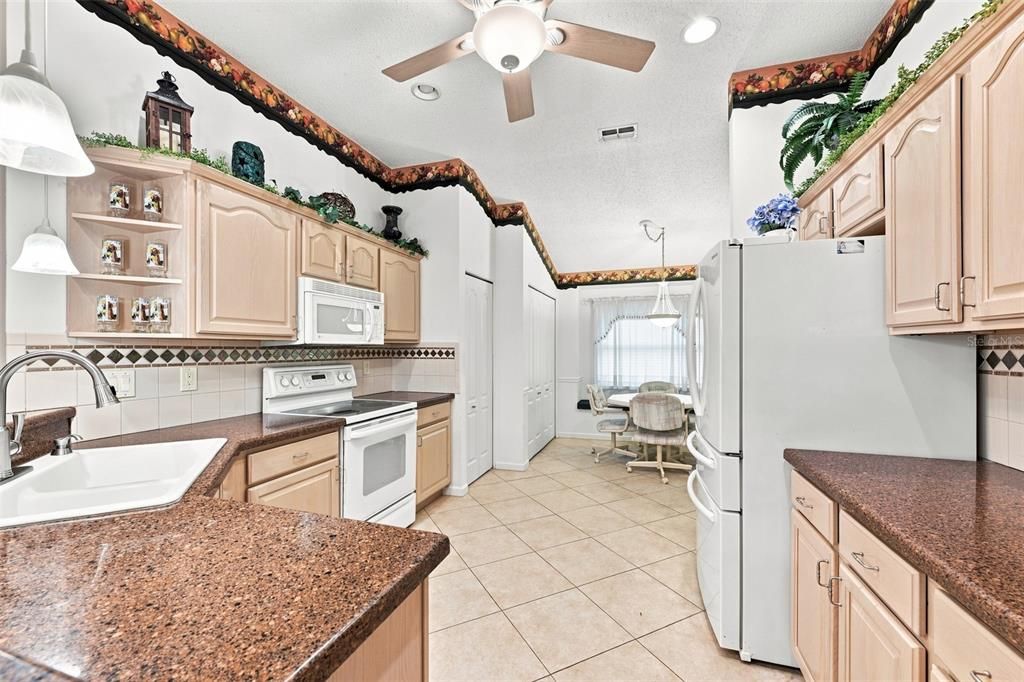 For Sale: $286,000 (2 beds, 2 baths, 1707 Square Feet)
