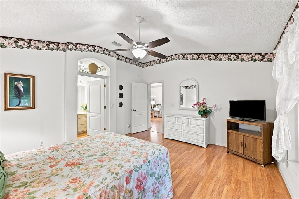For Sale: $286,000 (2 beds, 2 baths, 1707 Square Feet)