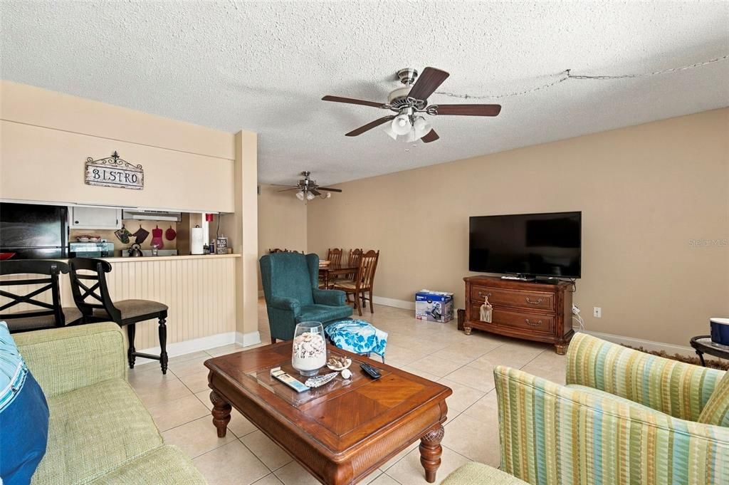 For Rent: $1,375 (1 beds, 1 baths, 690 Square Feet)