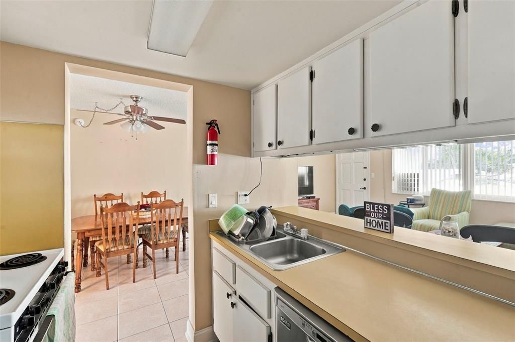 For Rent: $1,375 (1 beds, 1 baths, 690 Square Feet)