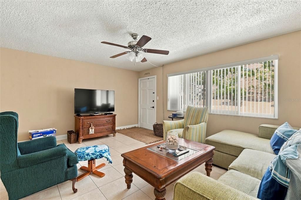 For Rent: $1,375 (1 beds, 1 baths, 690 Square Feet)
