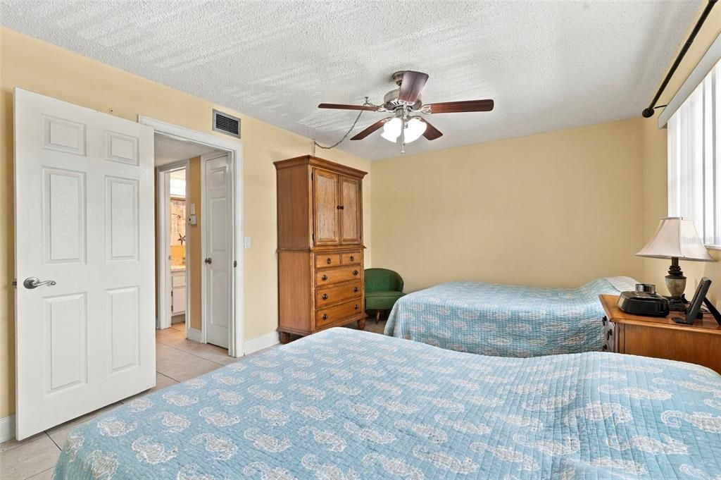 For Rent: $1,375 (1 beds, 1 baths, 690 Square Feet)