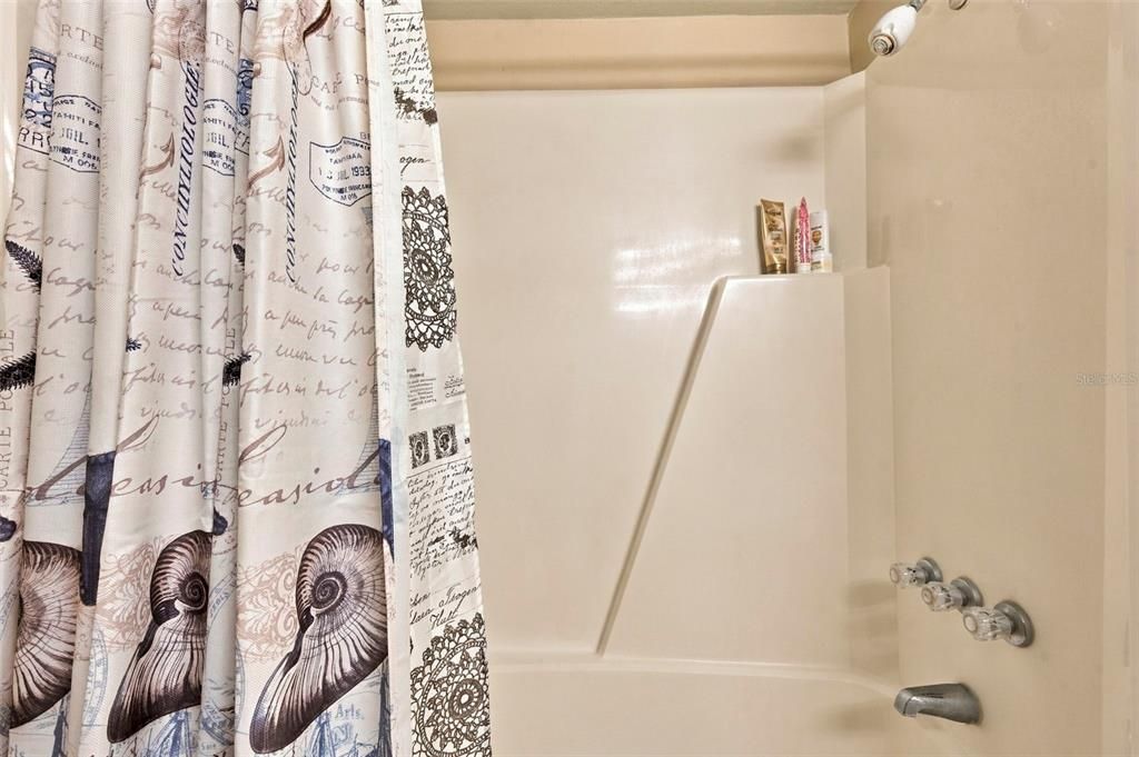 For Rent: $1,375 (1 beds, 1 baths, 690 Square Feet)