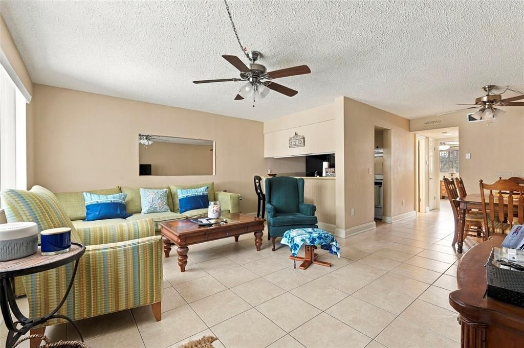 For Rent: $1,375 (1 beds, 1 baths, 690 Square Feet)