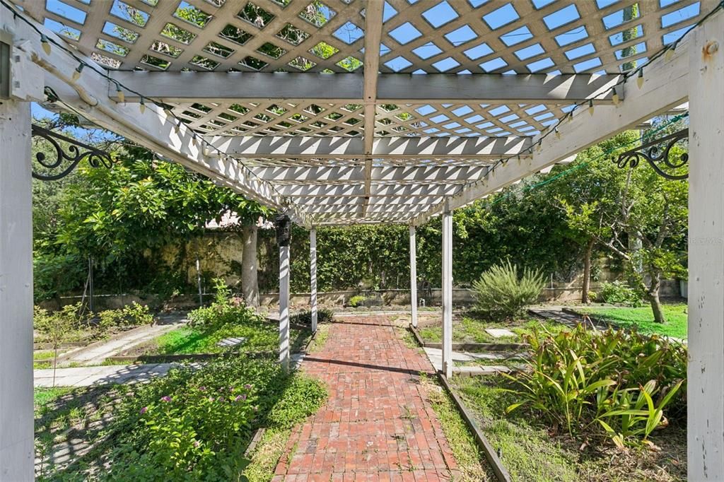 En Venta: $600,000 (4 camas, 3 baños, 2726 Pies cuadrados)