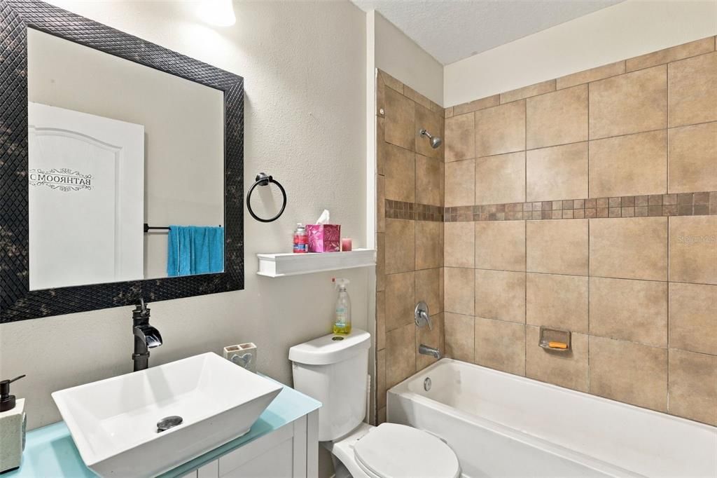 На продажу: $299,990 (3 спален, 2 ванн, 1600 Квадратных фут)