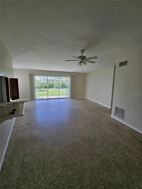 For Rent: $1,150 (2 beds, 1 baths, 988 Square Feet)
