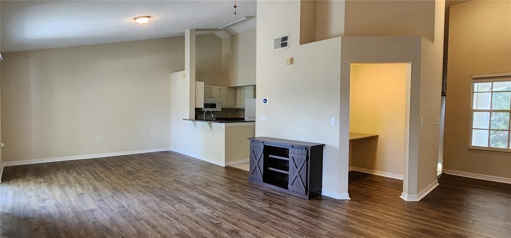 For Rent: $1,475 (1 beds, 1 baths, 965 Square Feet)