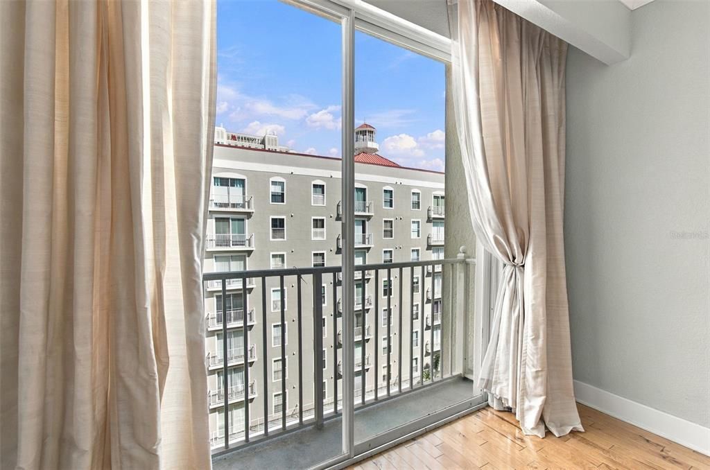 For Sale: $475,000 (2 beds, 2 baths, 1009 Square Feet)