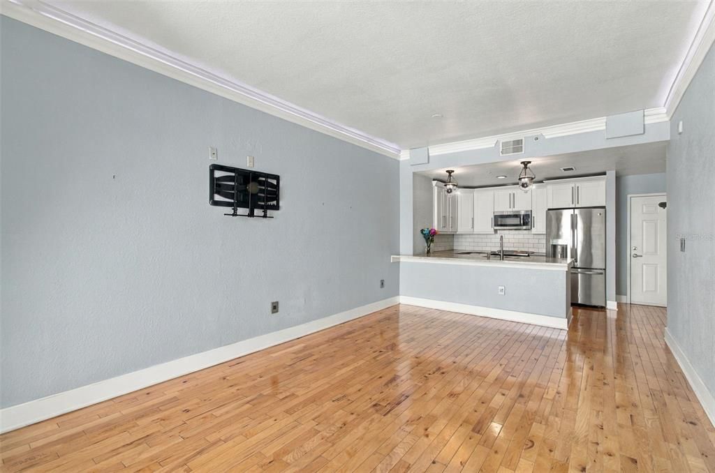 For Sale: $475,000 (2 beds, 2 baths, 1009 Square Feet)