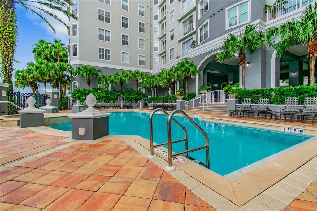 For Sale: $475,000 (2 beds, 2 baths, 1009 Square Feet)