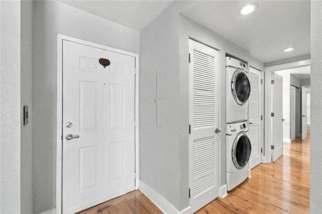 For Sale: $475,000 (2 beds, 2 baths, 1009 Square Feet)