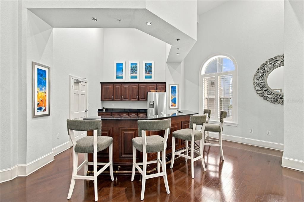 For Sale: $475,000 (2 beds, 2 baths, 1009 Square Feet)