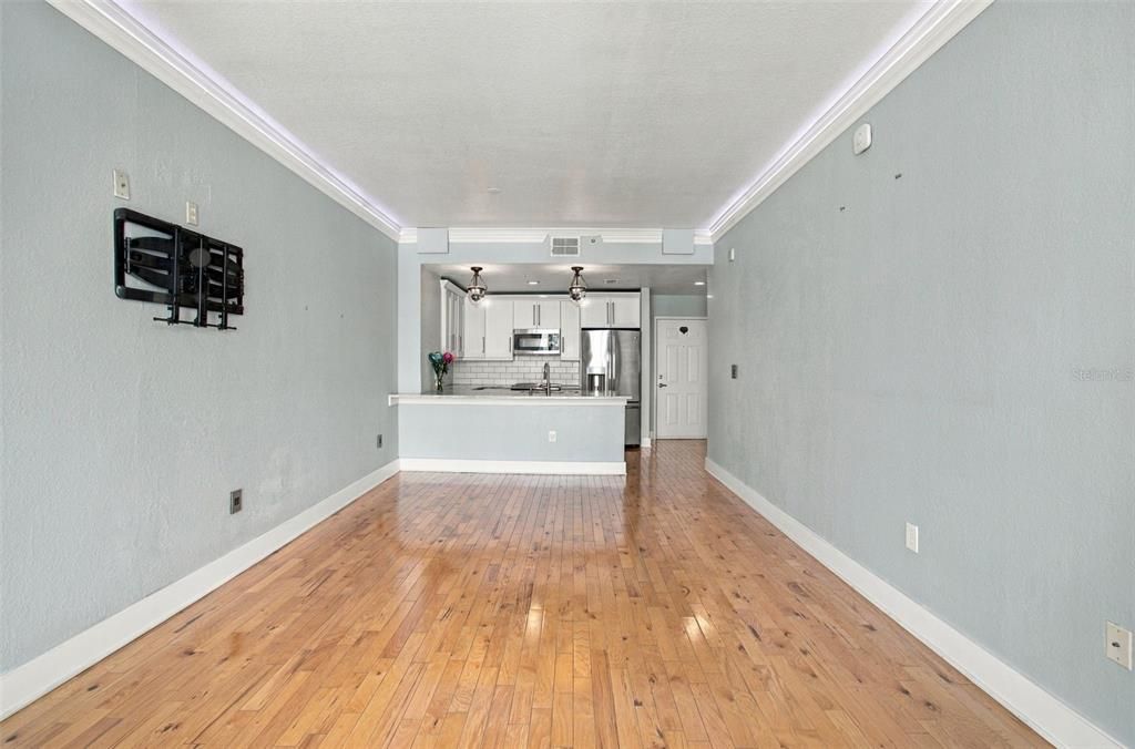 For Sale: $475,000 (2 beds, 2 baths, 1009 Square Feet)