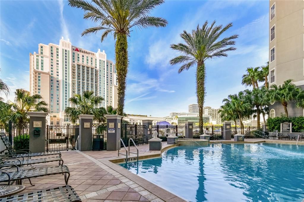 For Sale: $475,000 (2 beds, 2 baths, 1009 Square Feet)